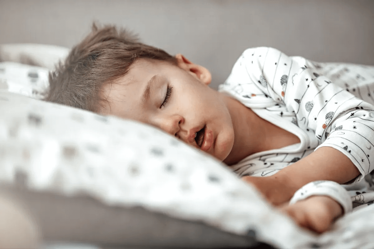 Child sleeping peacefully, illustrating the effectiveness of Nitronic's anti-snore devices for restful nights.