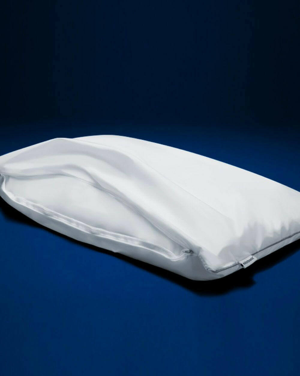 Nitetronic pillowcase in white cotton, designed for Z6/Z1 models, displayed on a dark background, showcasing its quality and fit.
