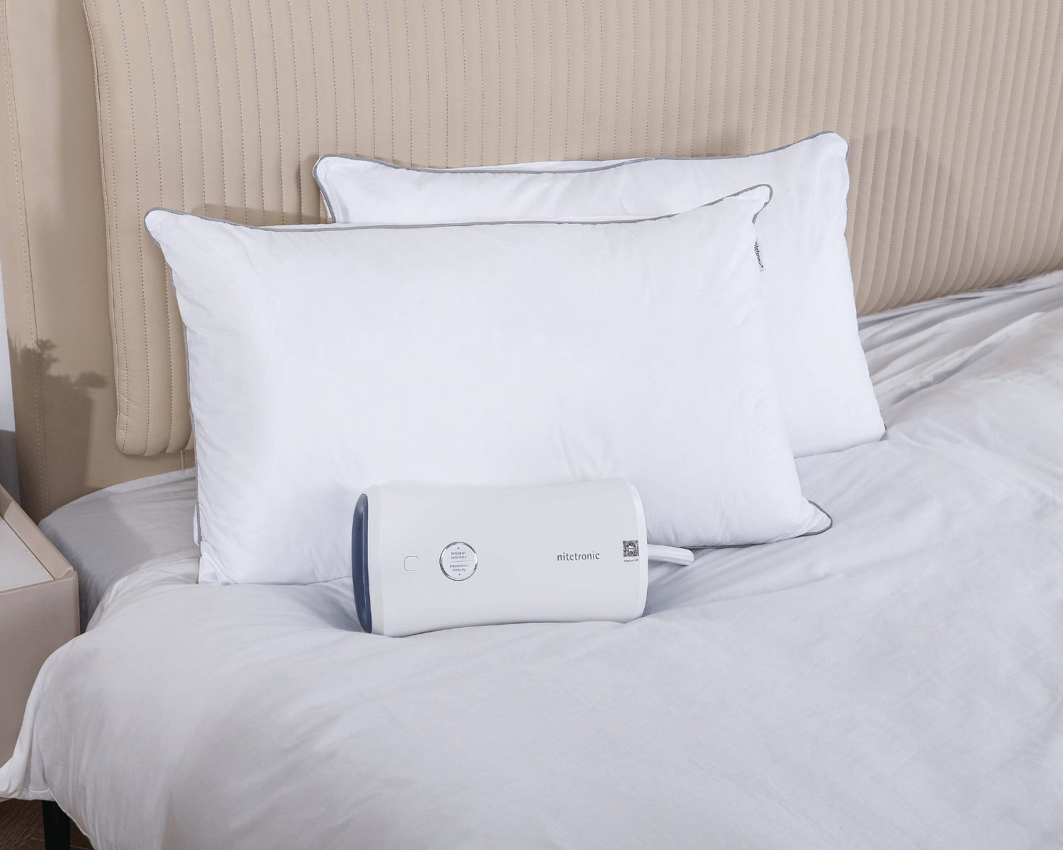 Nitetronic Z6 CPAP pillow on a bed with white pillows and bedding, designed for comfortable sleep and effective CPAP therapy in 2023.
